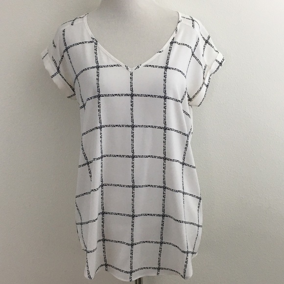 Express | Short Sleeve Blouse - Picture 3 of 8